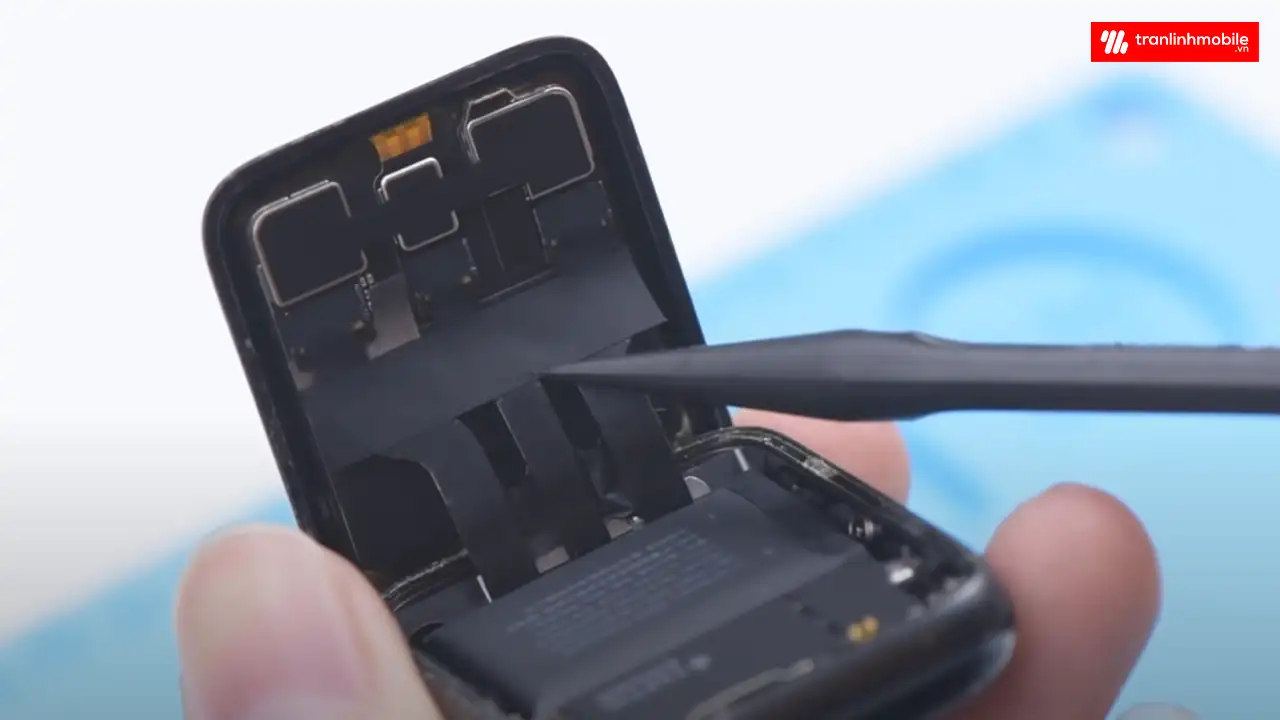 Thay k&iacute;nh cảm ứng Apple Watch Series 3 lấy ngay tại Trần Linh Mobile