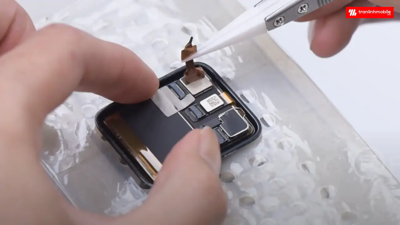 Quy tr&igrave;nh thay k&iacute;nh cảm ứng Apple Watch Series 3