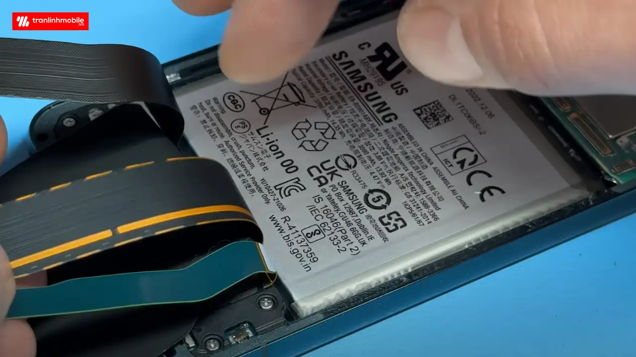 Quy trình thay Pin Samsung Galaxy S22+ , S22 Plus 5G tại  Trần Linh Mobile