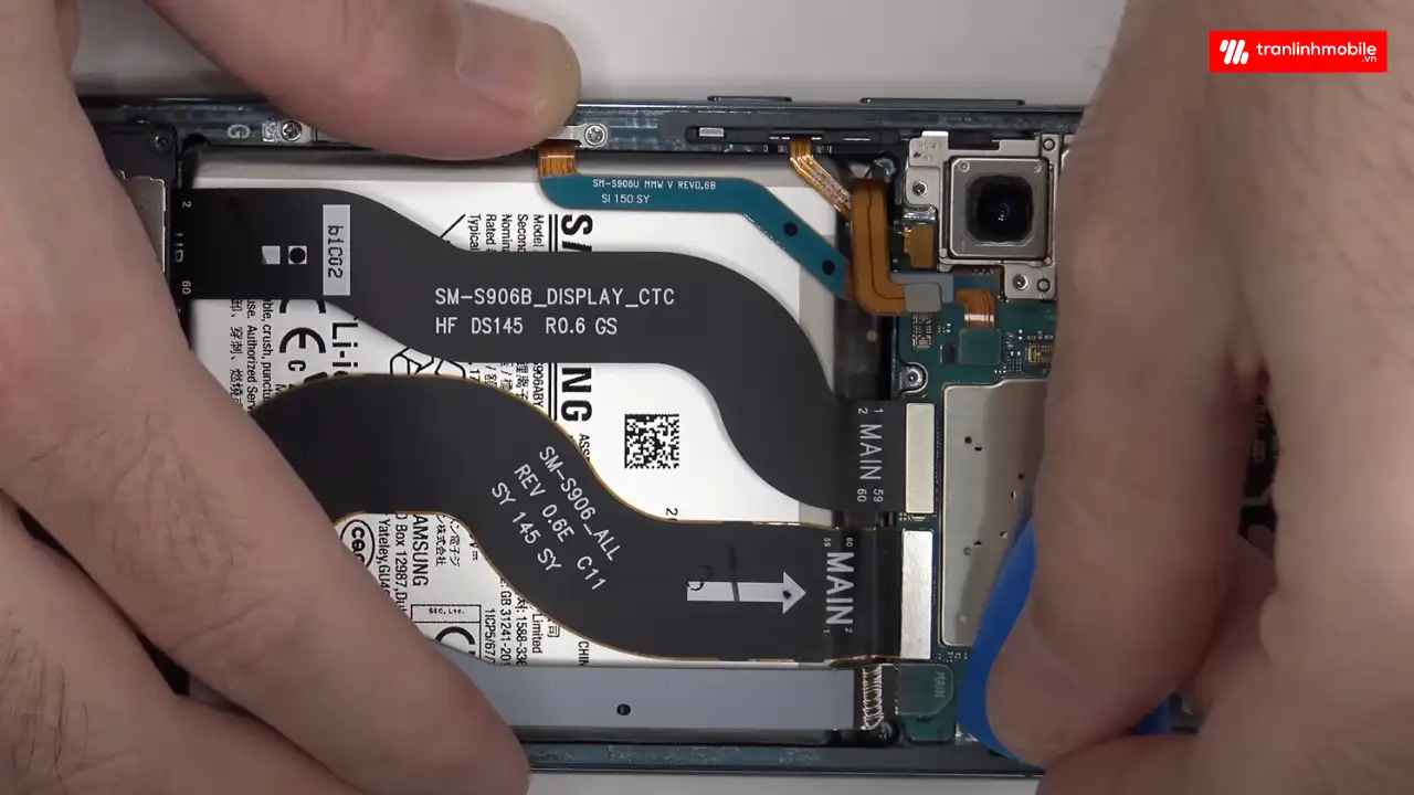 Thay kính lưng Samsung Galaxy S22+ , S22 Plus 5G lấy ngay tại Trần Linh Mobile