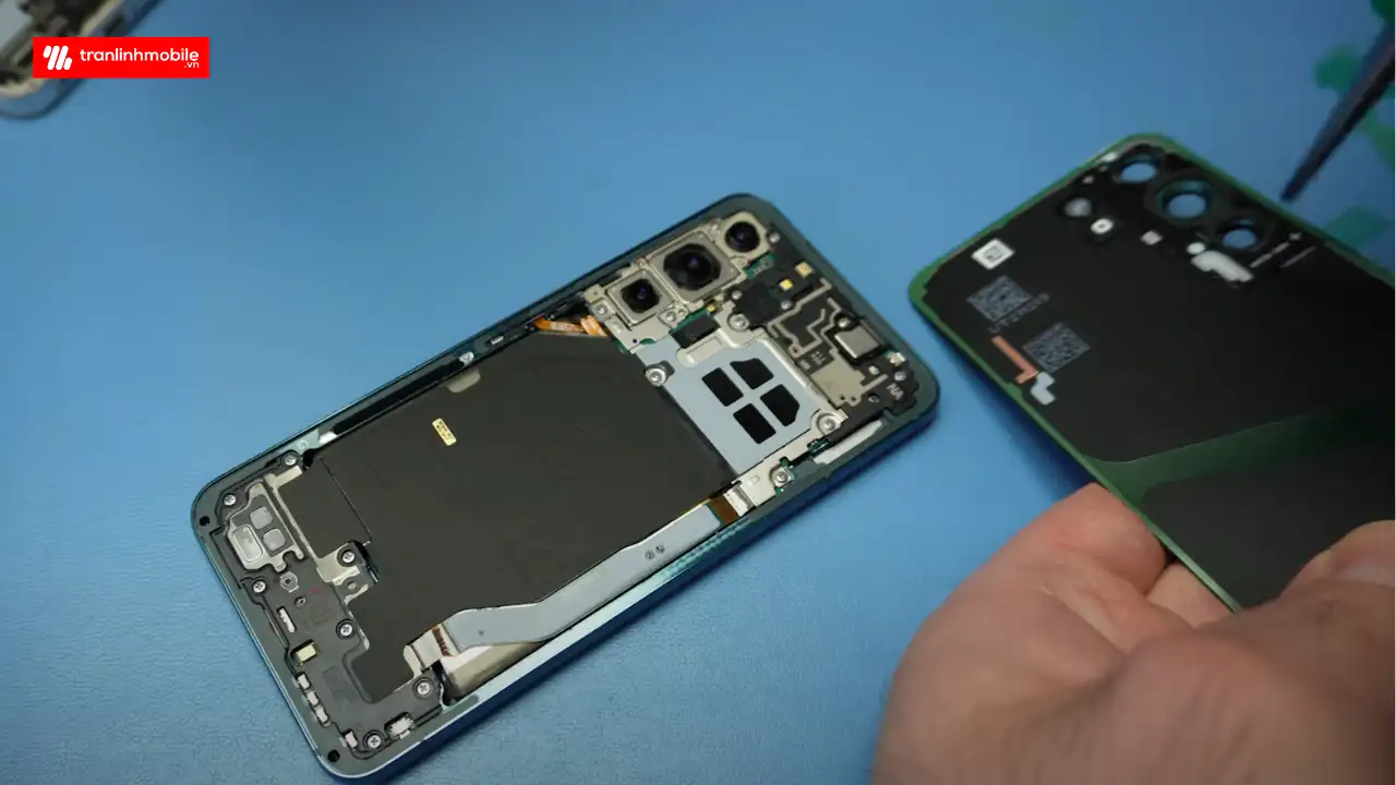 Quy trình thay kính lưng Samsung Galaxy S22 