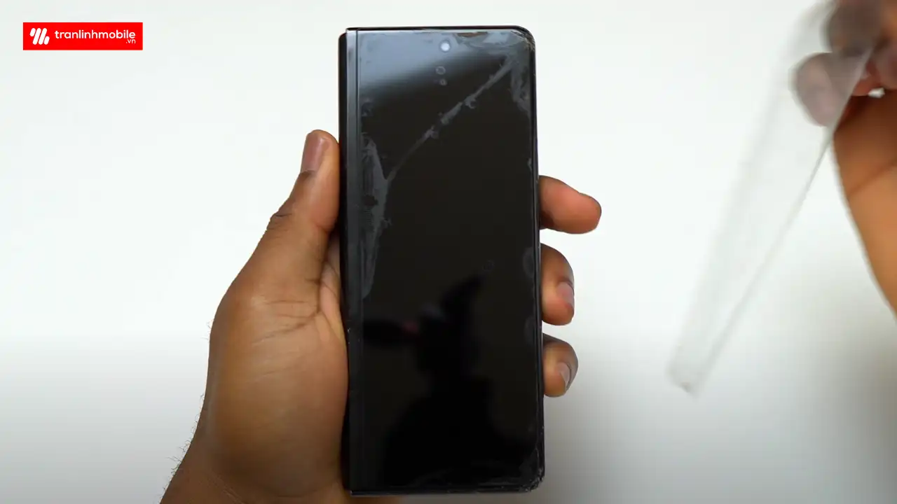 Thay m&agrave;n h&igrave;nh ngo&agrave;i Samsung Galax y Z Fold 3 ch&iacute;nh h&atilde;ng