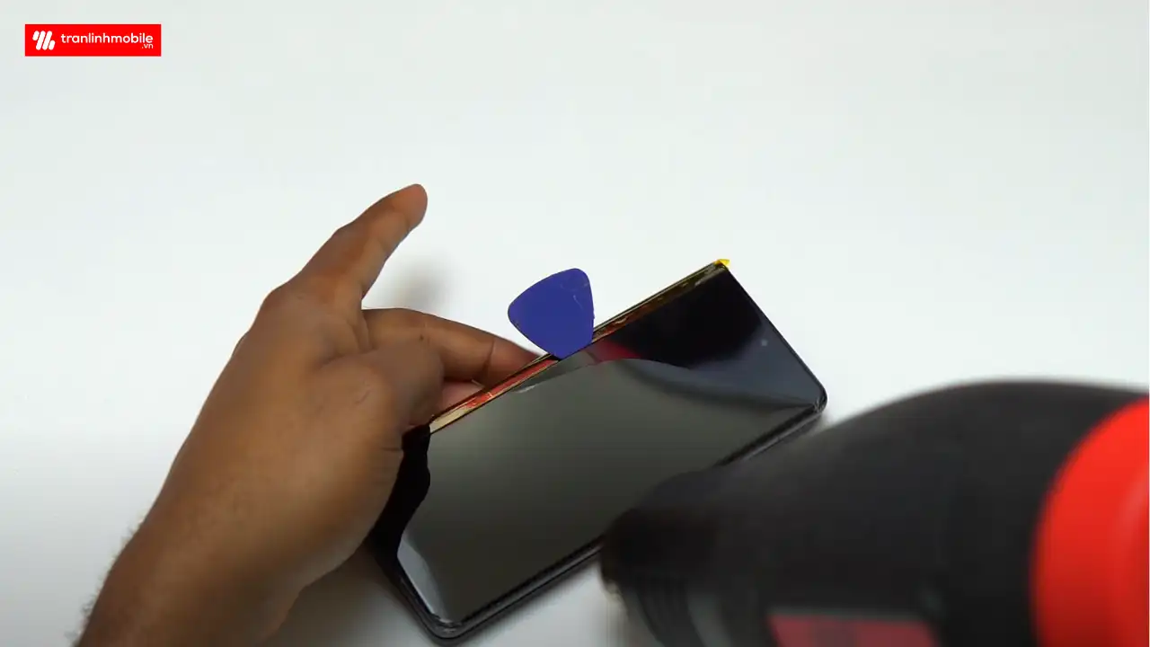 Thay m&agrave;n h&igrave;nh ngo&agrave;i Samsung Galaxy Z Fold 3 lấy ngay tại Trần Linh Mobile