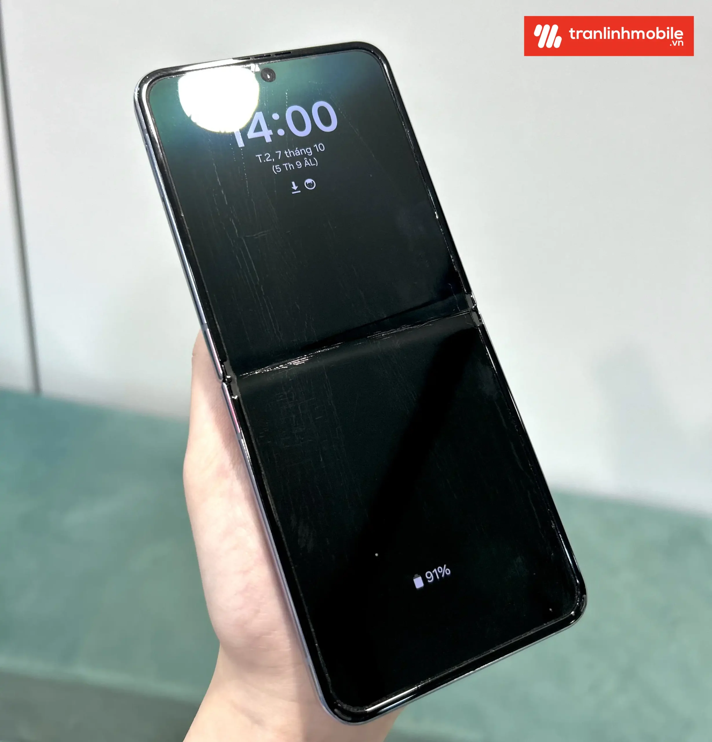Màn hình trong Samsung Galaxy Z Flip 4 bị rạn cần thay mặt kính