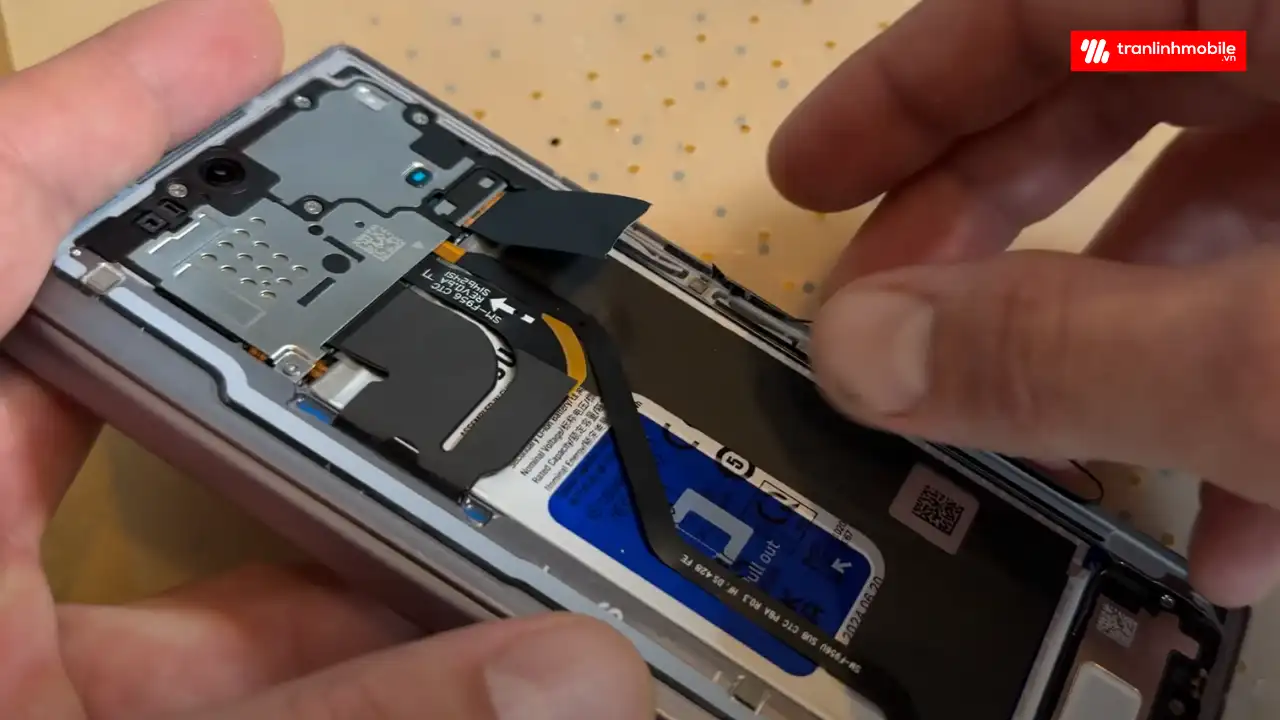 Quy trình thay ép mặt kính màn hình ngoài Samsung Galaxy Z Fold 6 