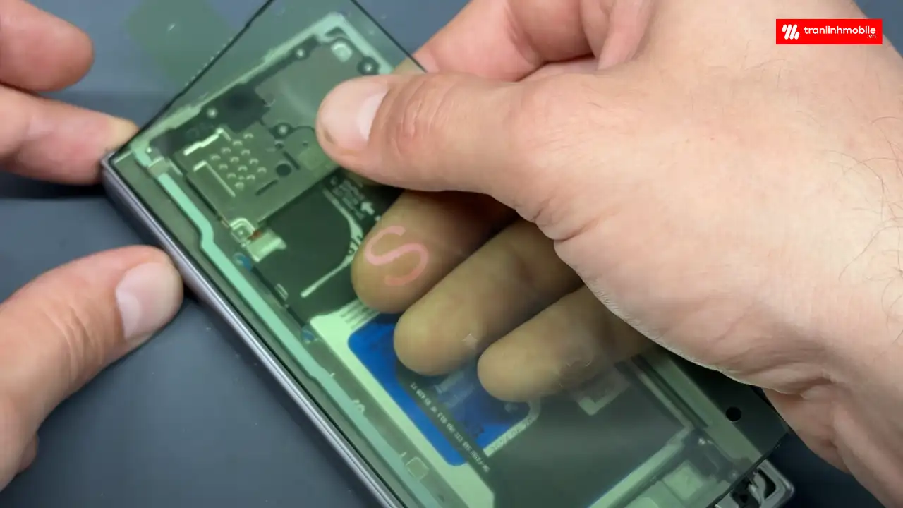 Thay ép mặt kính màn hình ngoài Samsung Galaxy Z Fold 6 tại Trần Linh Mobile 