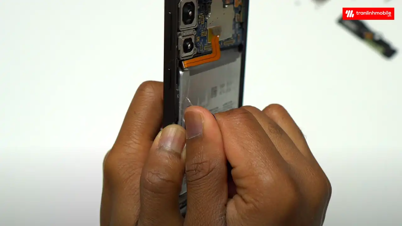 Quy trình thay Pin Samsung Galaxy S24+ lấy ngay tại Trần Linh Mobie