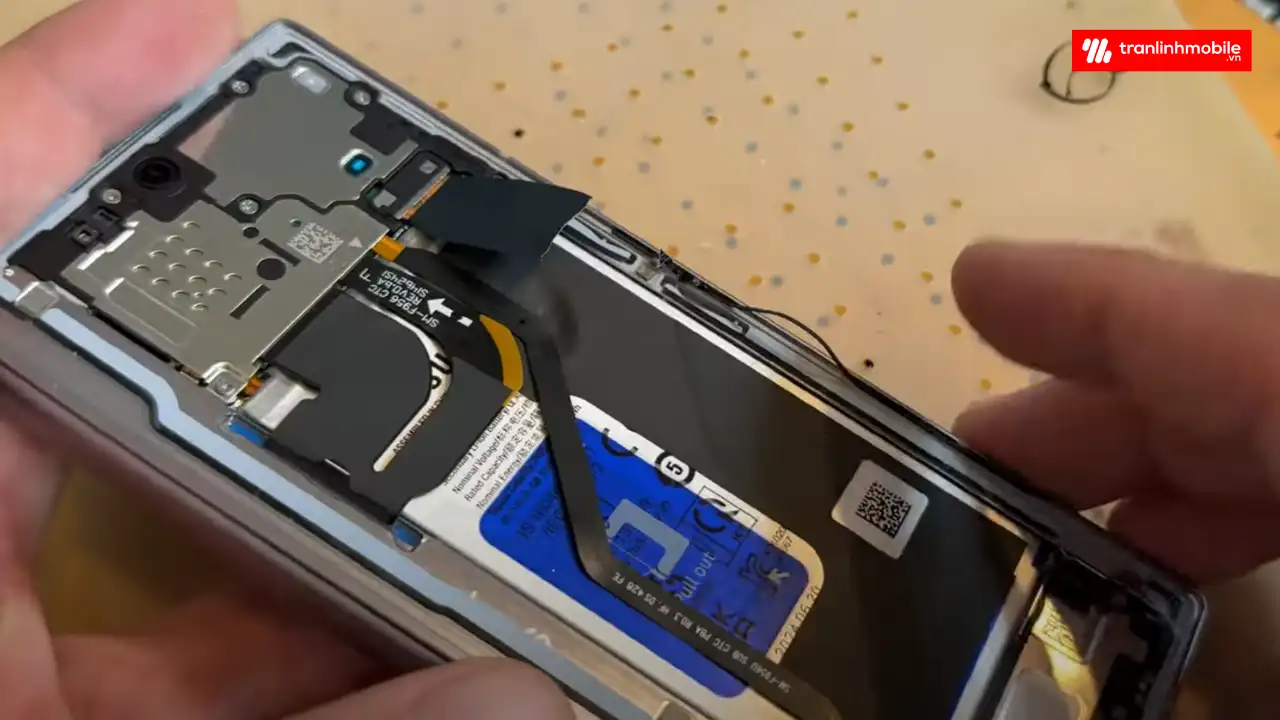 Quy trình thay màn hình trong Samsung Galaxy Z Fold 6