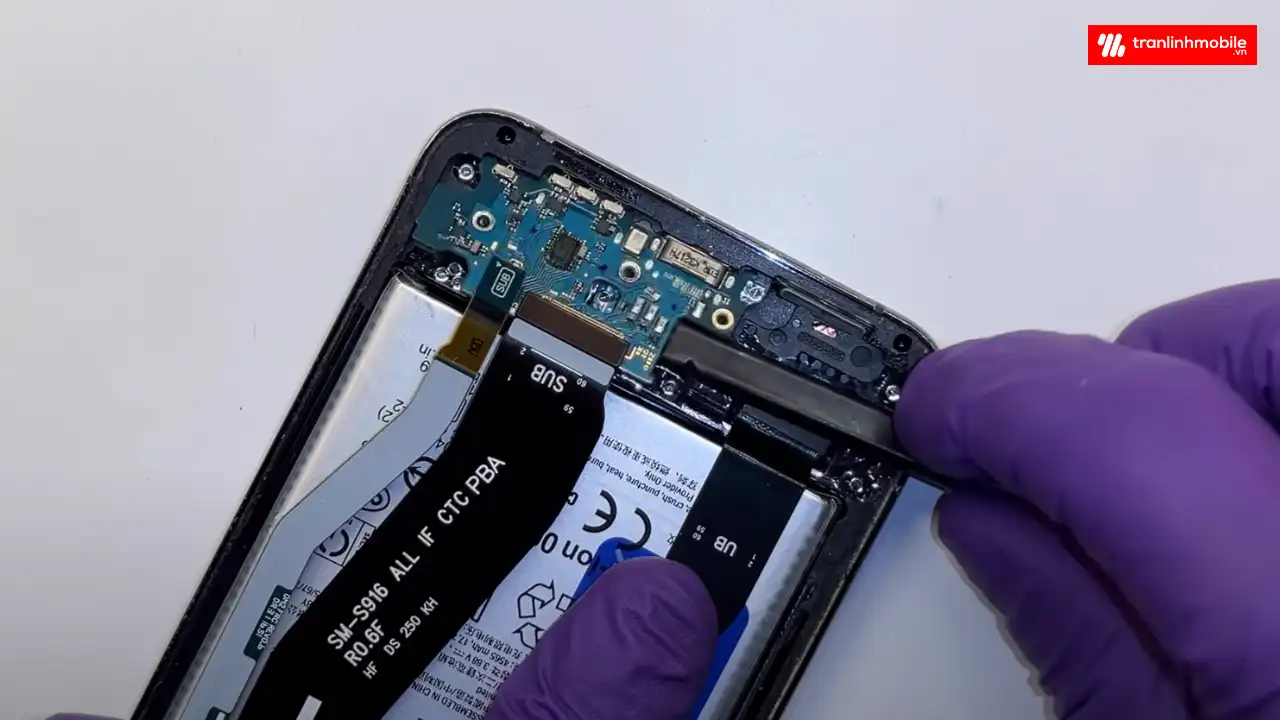 Quy tr&igrave;nh thay c&aacute;p ch&acirc;n sạc Samsung Galaxy S23+ , S23 Plus 5G lấy ngay tại Trần Linh Mobile