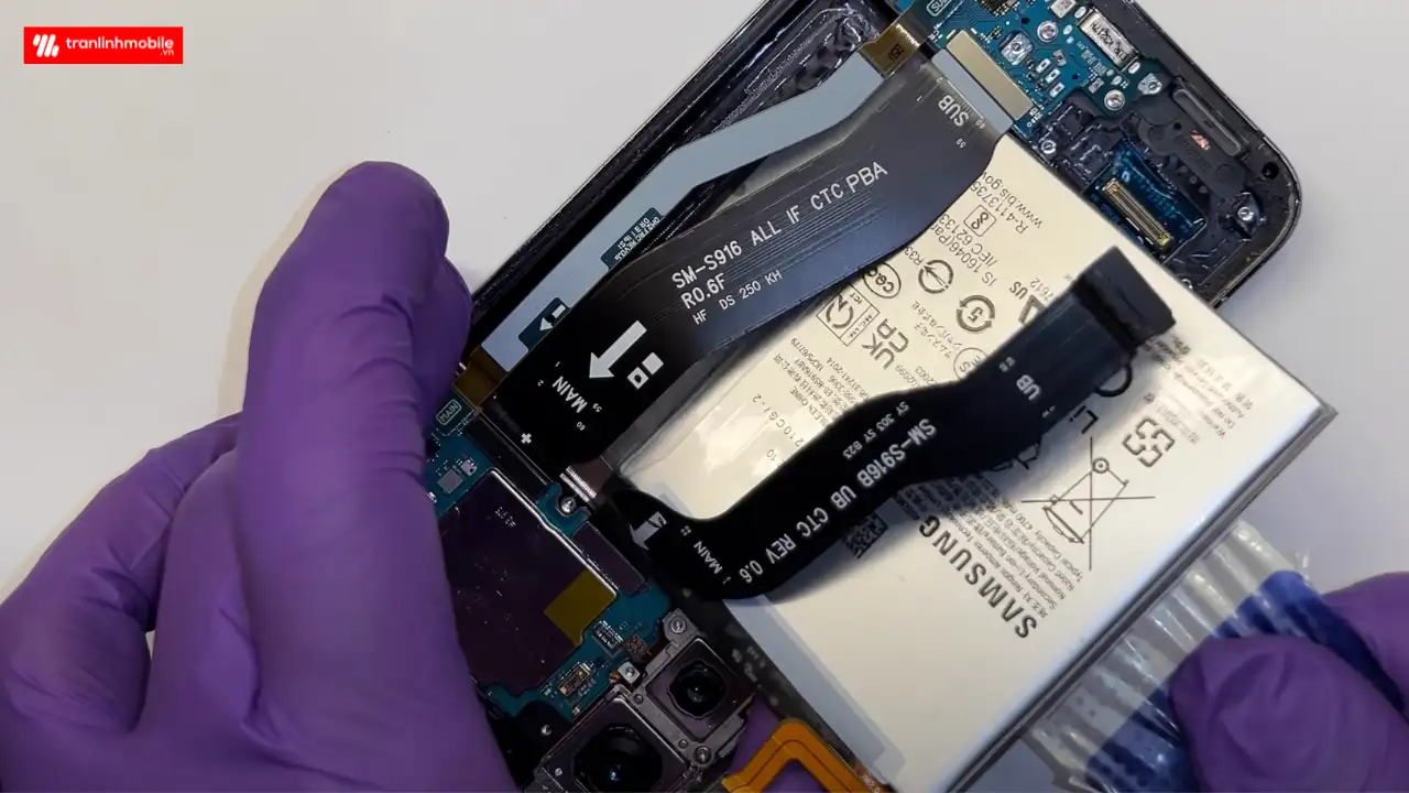 Quy tr&igrave;nh thay pin Samsung Galaxy S23+ , S23 Plus 5G lấy ngay tại Trần Linh Mobile