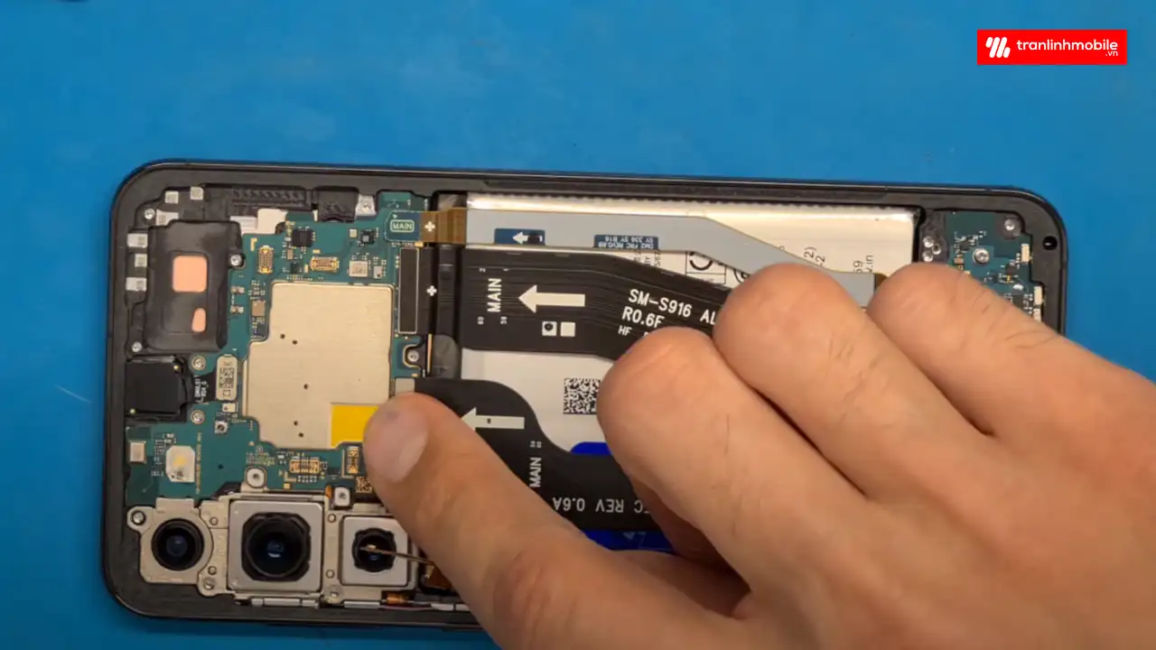 Quy tr&igrave;nh thay m&agrave;n h&igrave;nh Samsung Galaxy S23+ lấy ngay tại Trần Linh Mobile